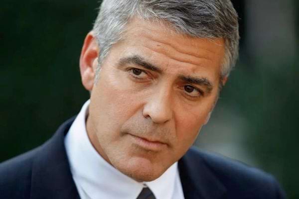 George Clooney en costume sombre.