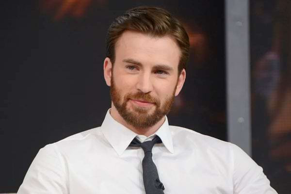 Acteur Chris Evans en chemise blanche avec une cravate bleue