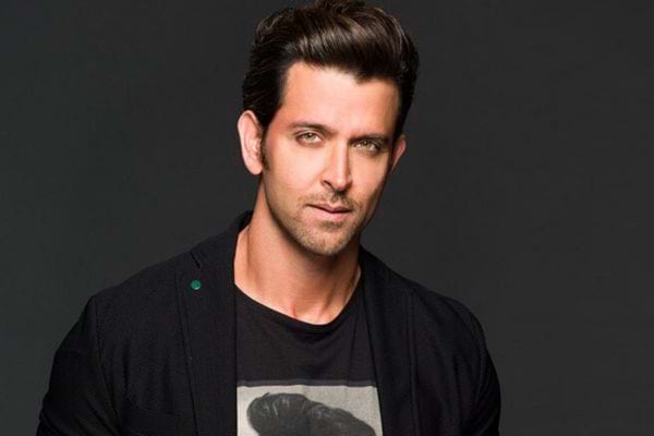 Hrithik Roshan en t-shirt noir, regard intense.