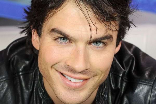 Ian Somerhalder souriant, veste en cuir noir.