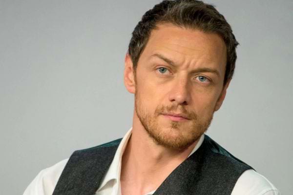 James McAvoy en gilet et chemise blanche, regard concentré.