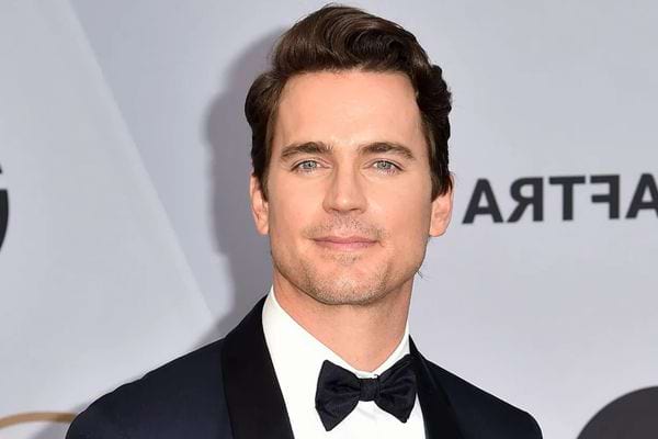 Matt Bomer en smoking noir.