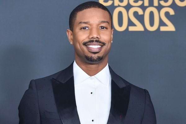 Michael B. Jordan en smoking.