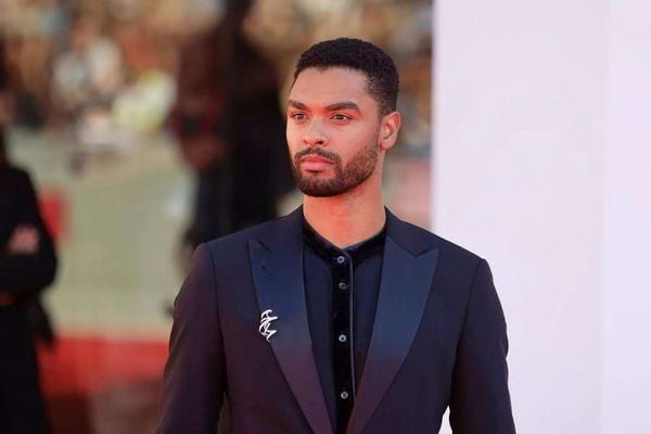 Regé-Jean Page en costume noir élégant.