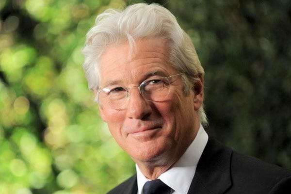 Richard Gere en costume, cheveux gris.