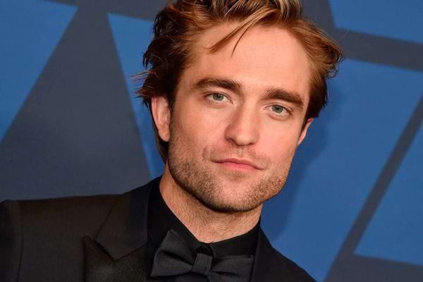 Robert Pattinson en smoking noir.