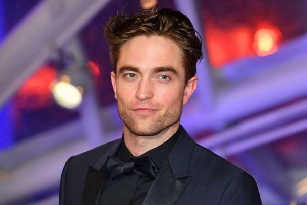 Robert Pattinson en smoking noir.