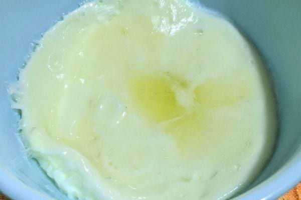 Un blanc d'œuf congelé dans un bol.