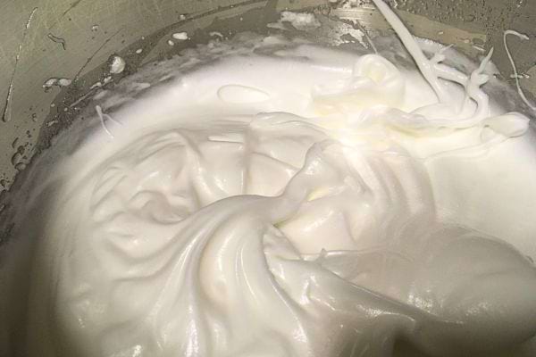 des blancs en neige montés avec du sucre