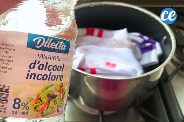 des chaussettes dans une casserole avec du vinaigre blanc pour les blanchir