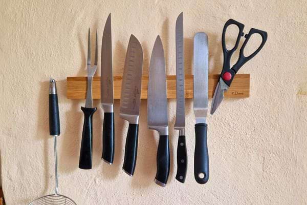 Couteaux suspendus sur support mural.