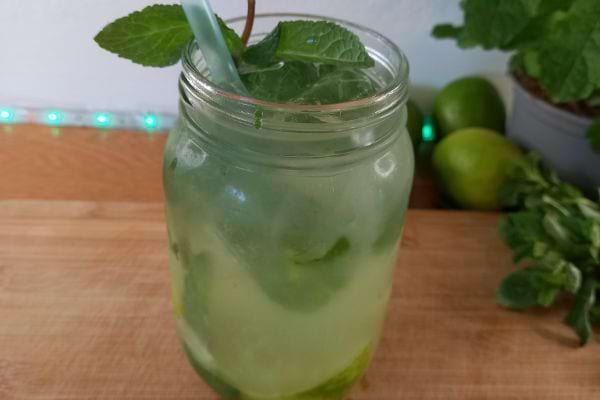 Boisson citron-menthe en pot.