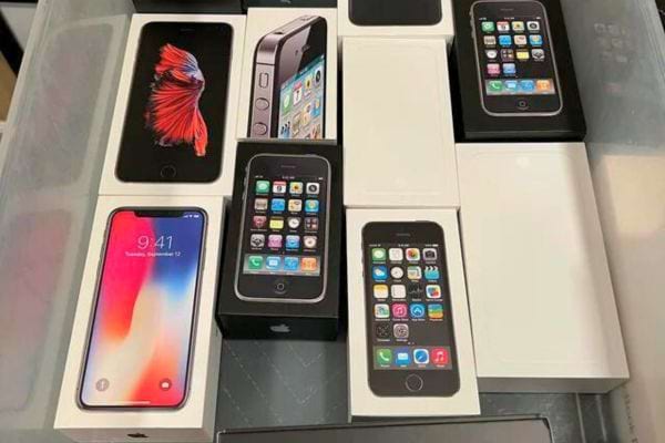 Boîtes d'iPhone alignées dans un tiroir.