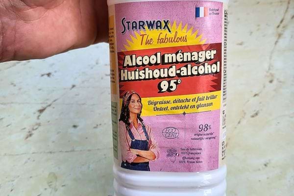 Bouteille d'alcool ménager 95 degrés.