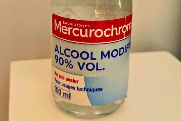 Bouteille d'alcool modifié à 90 %.