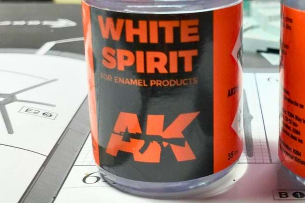 Bouteille de white spirit pour produits émaillés.