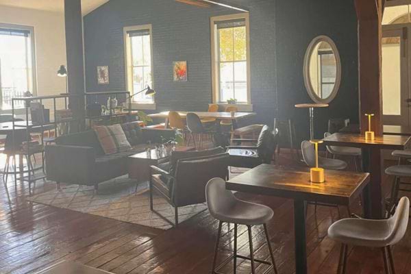 Café lounge chaleureux avec meubles en bois.