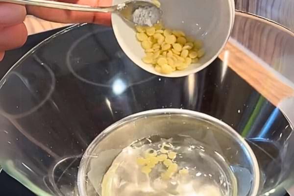 De la cire d'abeille à faire fondre pour faire de la vaseline 