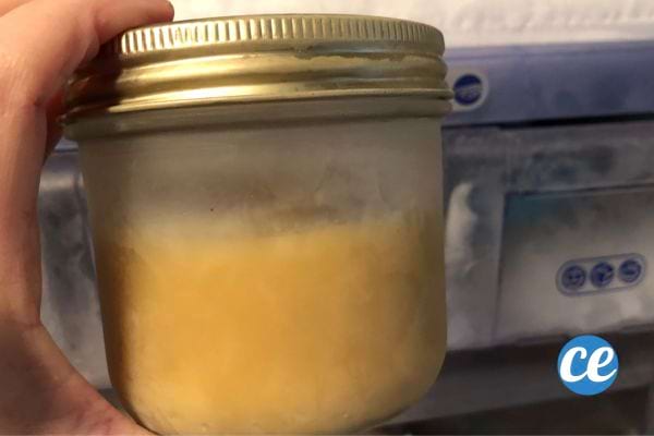 Bocal en verre rempli de compote congelée