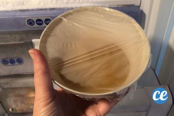 Compote dans un bol couvert de film plastique.