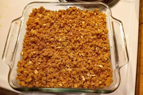 Crumble de pommes dans un plat en verre.