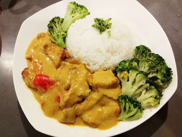 Poulet au curry avec du lait de coco