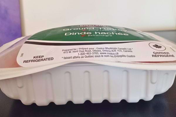 Dinde hachée dans un emballage blanc.