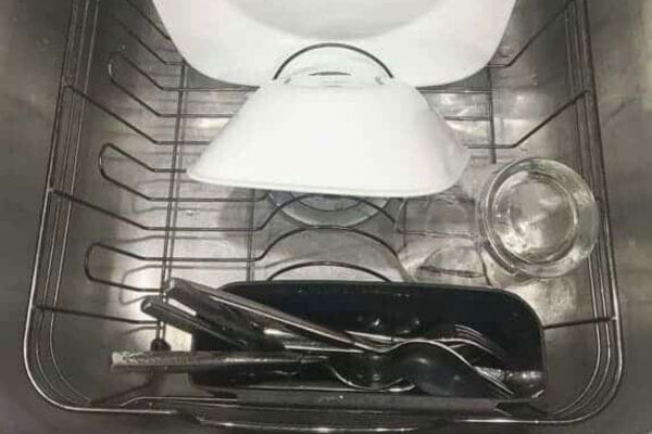 &Eacute;gouttoir dans l'&eacute;vier avec vaisselle.