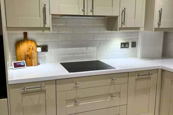 Plan de travail minimaliste et &eacute;pur&eacute;.