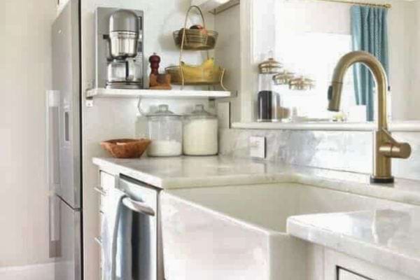 Cuisine moderne avec &eacute;vier et &eacute;tag&egrave;res.