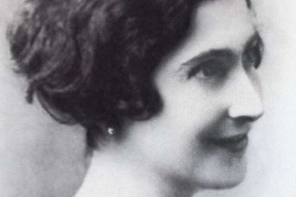 Portrait en noir et blanc d'une femme souriante, vue de profil.