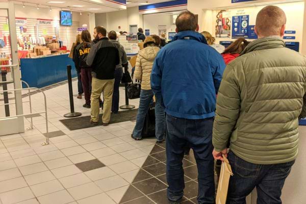 File d'attente dans un bureau de poste.