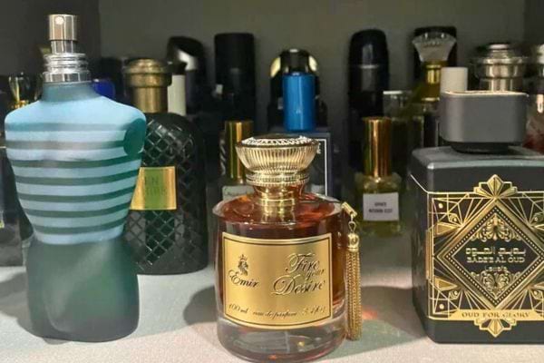 Flacons de parfums divers, avec un flacon Emir en avant-plan.