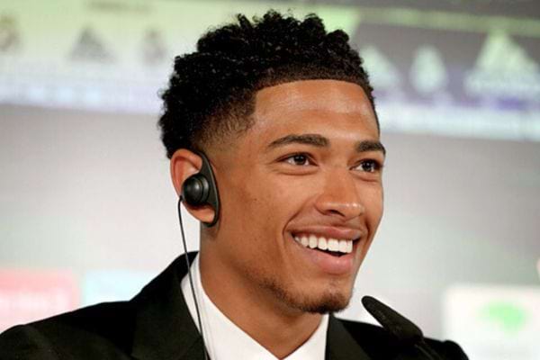 Jude Bellingham souriant avec un casque.