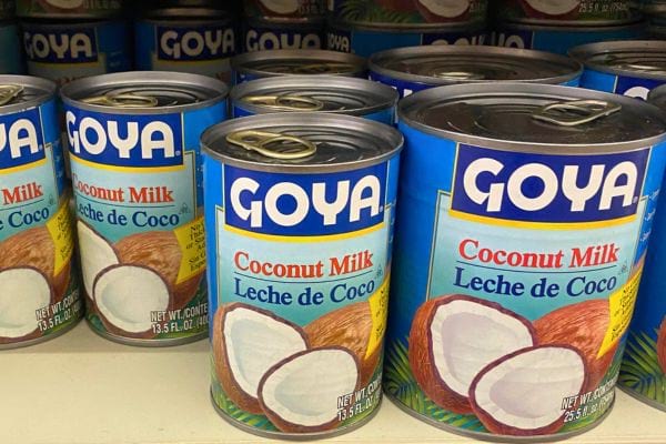 Boîtes de lait de coco Goya alignées.