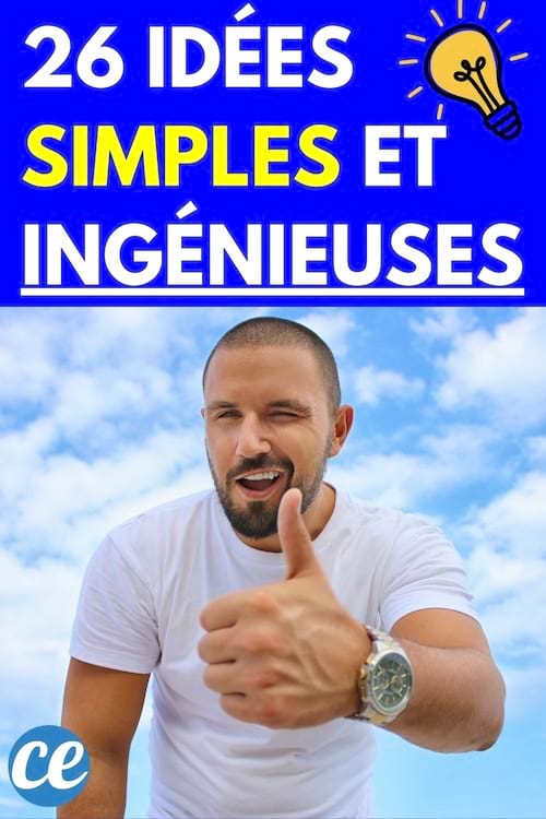 Un homme souriant faisant un pouce avec une montre à son poignet 