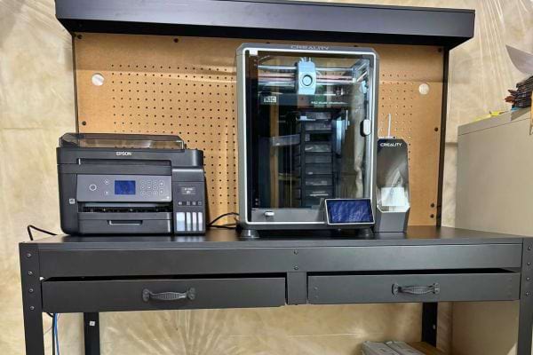 Bureau avec imprimante et imprimante 3D.