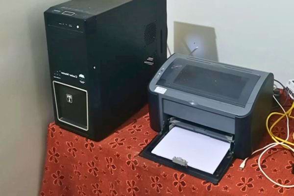 Petite imprimante laser sur une table.