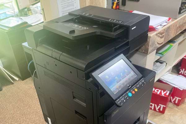 Grande imprimante de bureau noire.