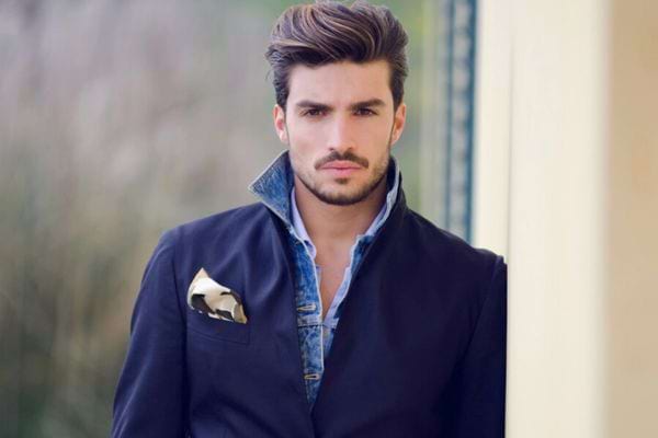 Mariano Di Vaio en veste élégante avec un foulard.