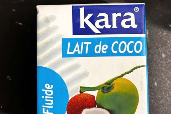 Boîte de lait de coco Kara bleue.