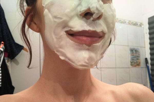 Masque crémeux appliqué sur visage.