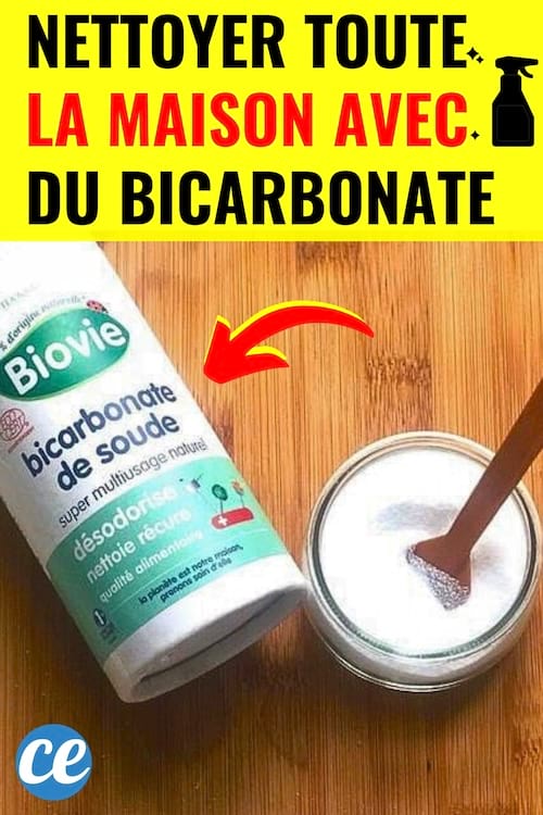 Du bicarbonate de soude en poudre sur la table pour tout nettoyer
