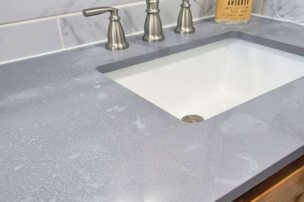 Plan de travail propre et rang&eacute;.