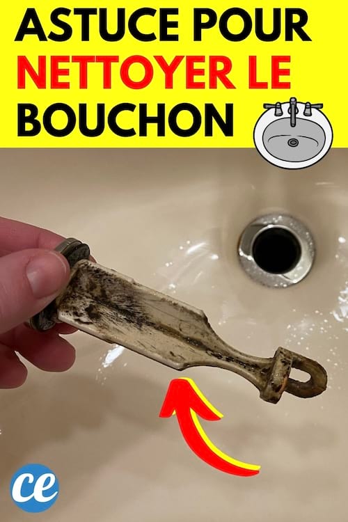Un bouchon de lavabo très sale qui a besoin d'être nettoyé