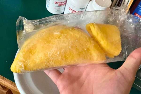 Une omelette d'œuf congelée emballée sous vide.