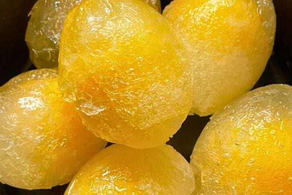 Un groupe de jaunes d'œufs congelés ensemble.