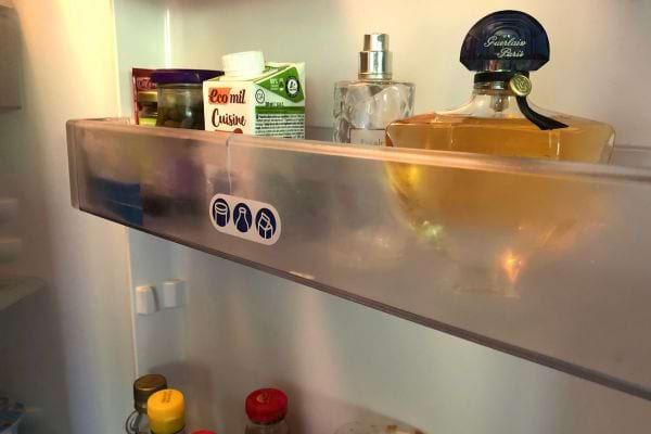 Parfum conservé dans la porte d'un réfrigérateur.