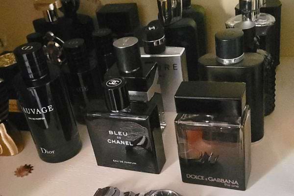 Parfums Dior, Chanel et Dolce & Gabbana aux flacons noirs.