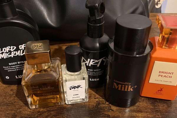 Parfums Lush aux bouteilles noires avec d’autres marques.